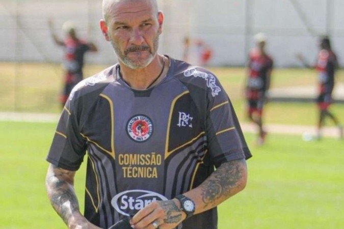 Fim dos rumores sobre um assédio do Brasiliense e acerto em meio às férias mantêm Hugo Burgos como técnico do Planaltina para 2024 - (crédito: Arquivo pessoal) Fim dos rumores sobre um assédio do Brasiliense e acerto em meio às férias mantêm Hugo Burgos como técnico do Planaltina para 2024 - (crédito: Arquivo pessoal)