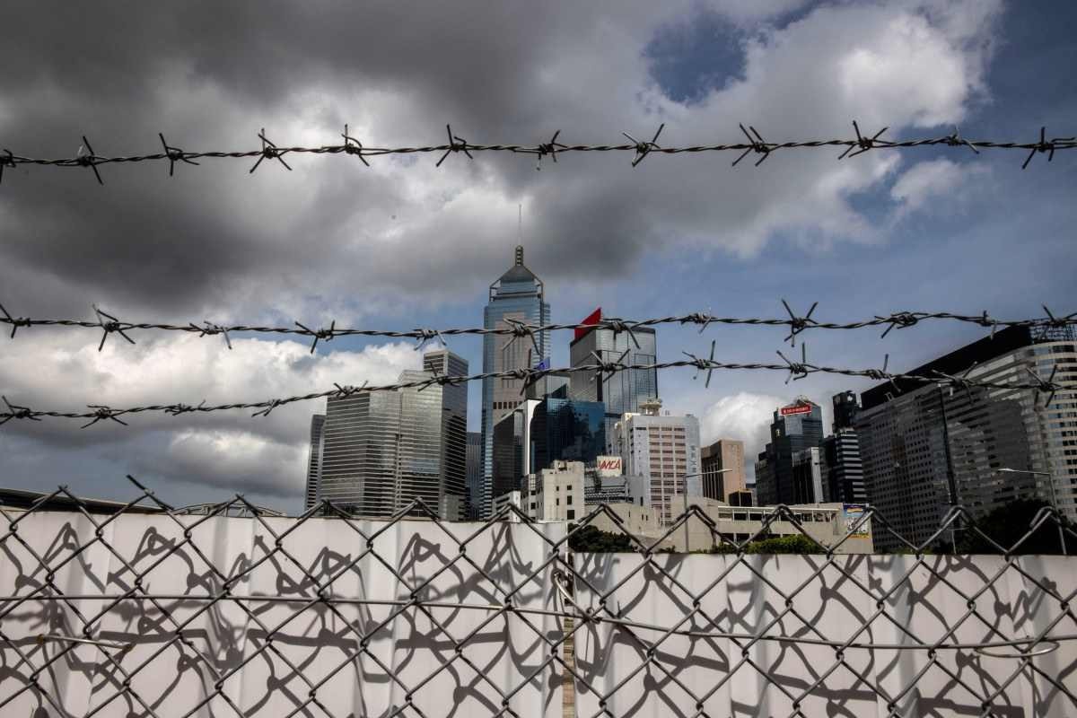 Quatro estudantes são presos em Hong Kong por 'glorificar' ataque a policial