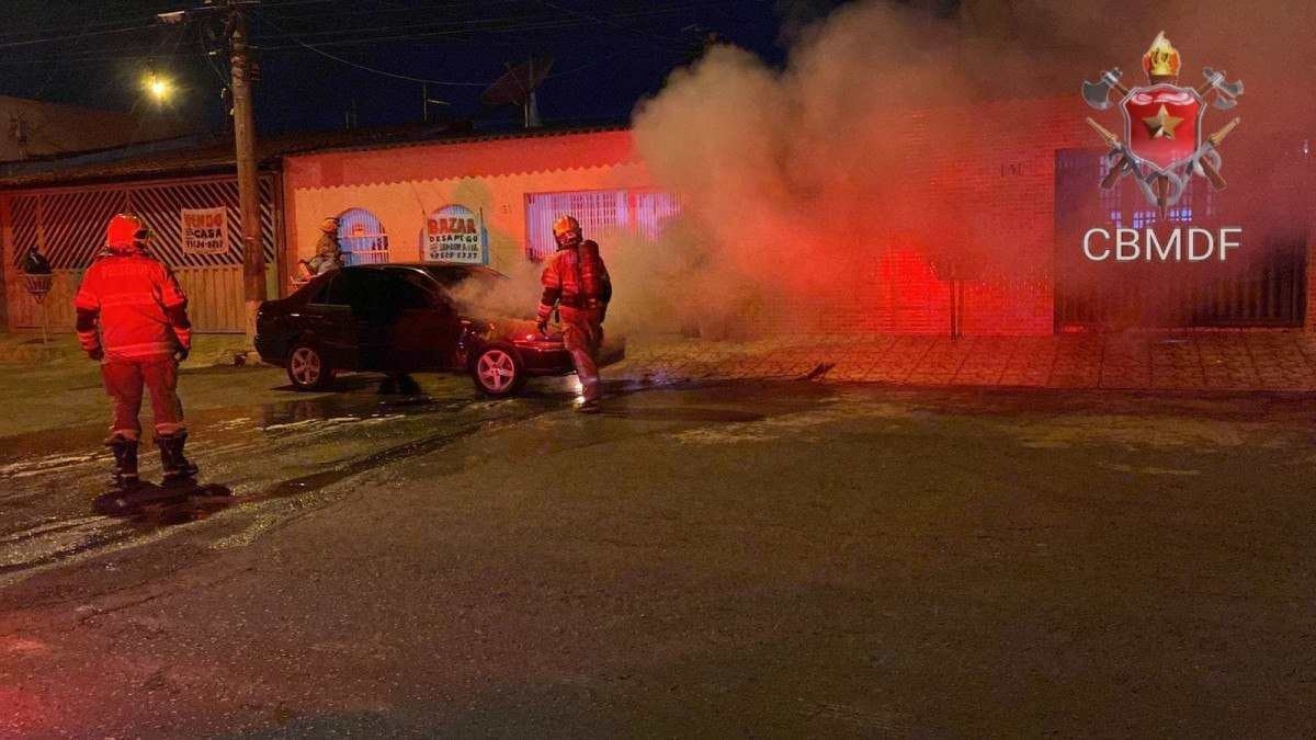 Bombeiros controlam incêndio após carro pegar fogo em Ceilândia