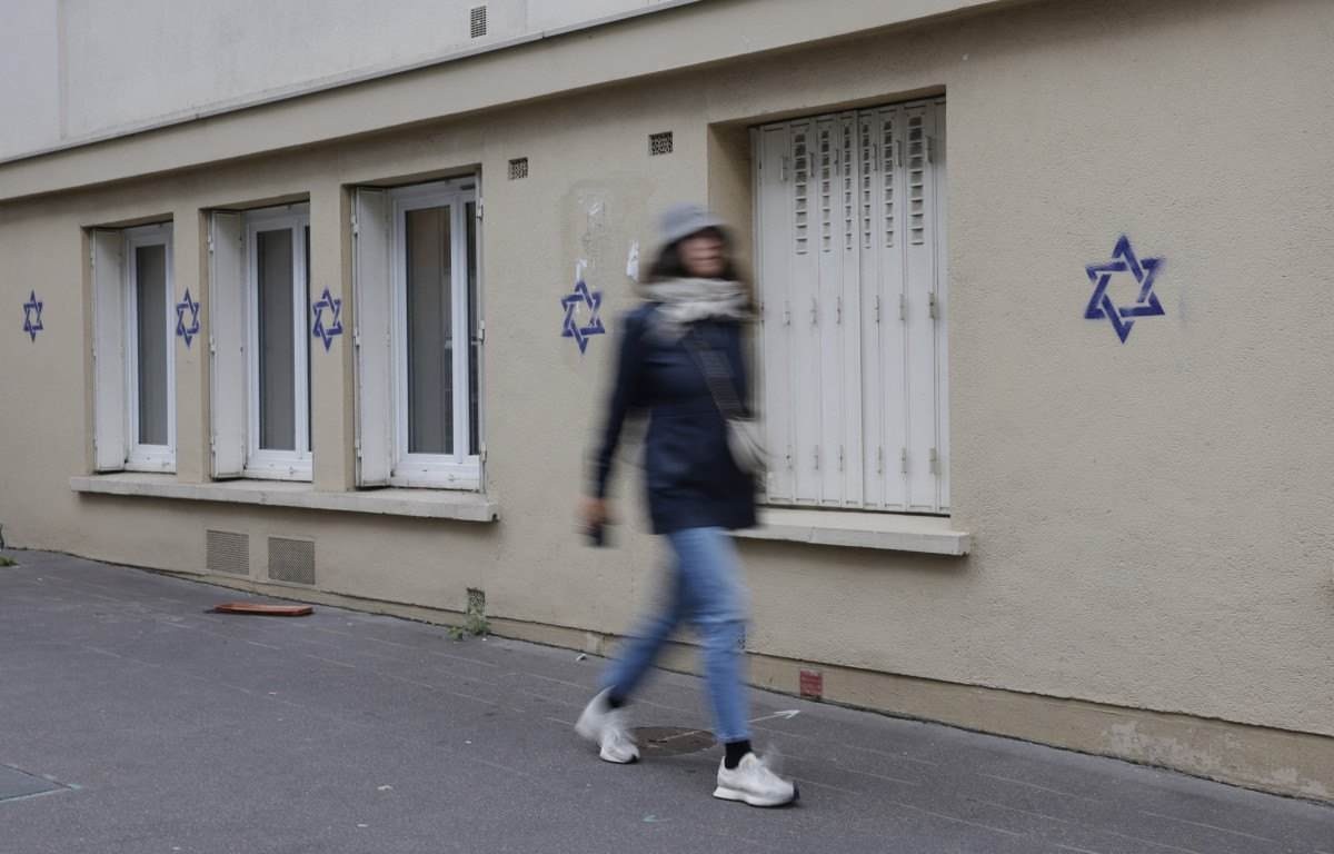 Paris amanhece com estrelas de David pintadas em fachadas de edifícios