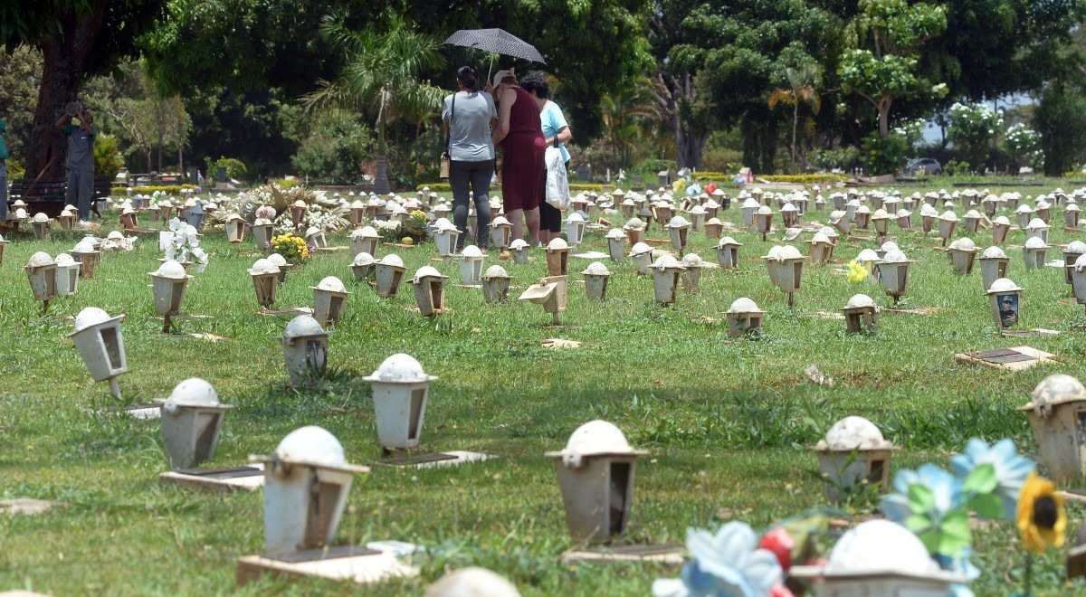 Próximo ao Dia de Finados, familiares vão ao cemitério prestar homenagens