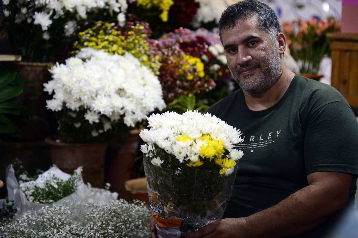 Flores para quem se ama; comércio está pronto para o Dia de Finados