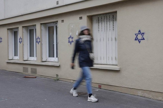 Desde o ataque do Hamas contra Israel, em 7 de outubro, foram registradas na França 2.500 queixas por atos antissemitas, segundo o Ministério do Interior. - (crédito: AFP) Desde o ataque do Hamas contra Israel, em 7 de outubro, foram registradas na França 2.500 queixas por atos antissemitas, segundo o Ministério do Interior. - (crédito: AFP)