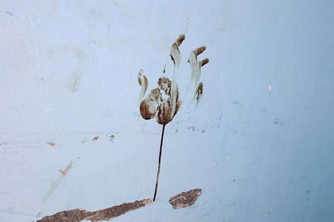 Marca de mão com sangue em parede de casa invadida pelo Hamas, no kibbutz de Nir Orz, em 7 de outubro