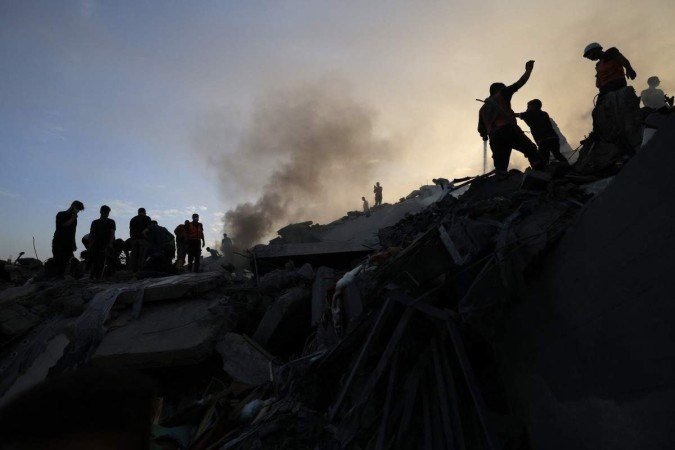 O Exército israelense realizou nesta quarta-feira uma operação no principal hospital de Gaza, onde milhares de palestinos se refugiam - (crédito: MAHMUD HAMS / AFP) O Exército israelense realizou nesta quarta-feira uma operação no principal hospital de Gaza, onde milhares de palestinos se refugiam - (crédito: MAHMUD HAMS / AFP)