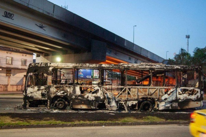 Ônibus incendiado no Recreio dos Bandeirantes, Rio de Janeiro - (crédito: Getty Images) Ônibus incendiado no Recreio dos Bandeirantes, Rio de Janeiro - (crédito: Getty Images)