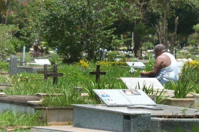  31/10/2023 Credito: Ed Alves/CB/DA.Press. Cidades. Movimentação, preparativos dia de Finados - Cemitério Campo da Esperança - Asa Sul. 