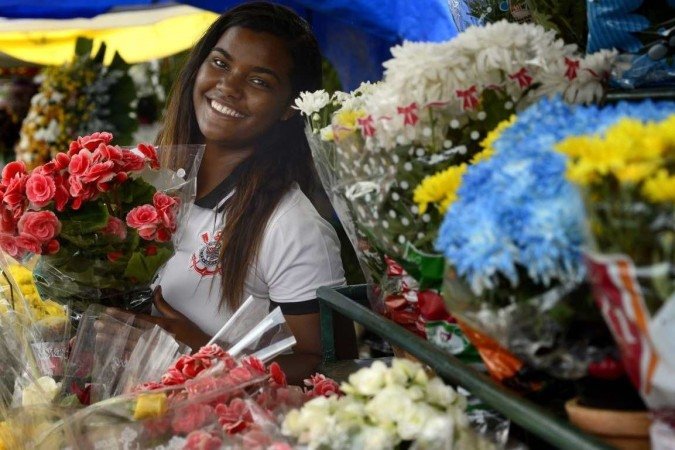  31/10/2023 Crédito: Marcelo Ferreira/CB/D.A Press. Brasil. Brasília - DF - Mercado das flores para o dia dos finados. Driele Bittencourt vendedora de flores na entrada da cemitério Campo da Esperança na Asa Sul.