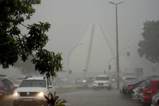 O dia amanheceu com céu nublado, porém, ao longo da tarde e com o aquecimento gradual, o tempo tende a fechar, ocasionando chuva e queda de temperaturas -  (crédito:  Marcelo Ferreira/CB/D.A Press)