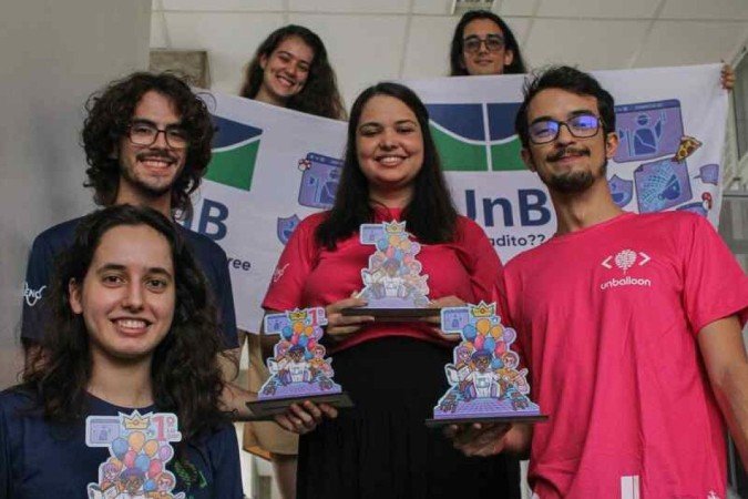  31/10/2023 Crédito: Kayo Magalhães/CB. Equipes de programação da UNB atingiram resultados significantes na Maratona de Programação Nacional. Na Foto Nathalia Oliveira Pereira, Maria Eduarda Machado de Holanda e Maria Eduarda Carvalho Santos ( equipe das meninas ), Tiago de Souza Fernandes, Lucas Sala Cruz e Alberto Tavares Duarte Neto ( equipe dos meninos ).