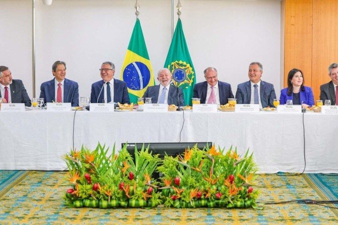 Lula e os ministros na reunião do Conselho. Presidente não quer alterar orçamento de 2024 para não mexer com gastos de programas sociais - (crédito: Ricardo Stuckert/PR) Lula e os ministros na reunião do Conselho. Presidente não quer alterar orçamento de 2024 para não mexer com gastos de programas sociais - (crédito: Ricardo Stuckert/PR)