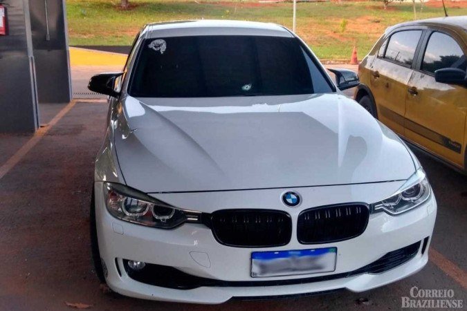 BMW 320i usada por motorista que fugiu de blitz no Eixo Monumental - (crédito: Material Cedido ao Correio) BMW 320i usada por motorista que fugiu de blitz no Eixo Monumental - (crédito: Material Cedido ao Correio)