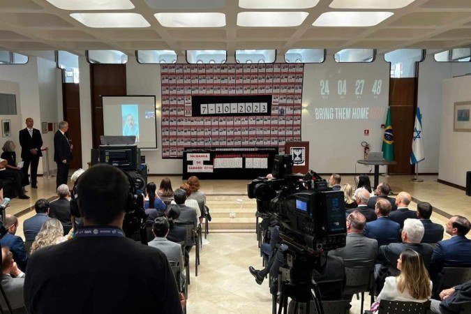 O embaixador de Israel em Brasília, Daniel Zonshine, conversa por videoconferência com Ilan Regev, pai dos jovens Maya (21 anos) e Itai (18), reféns do Hamas - (crédito: Embaixada de Israel) O embaixador de Israel em Brasília, Daniel Zonshine, conversa por videoconferência com Ilan Regev, pai dos jovens Maya (21 anos) e Itai (18), reféns do Hamas - (crédito: Embaixada de Israel)
