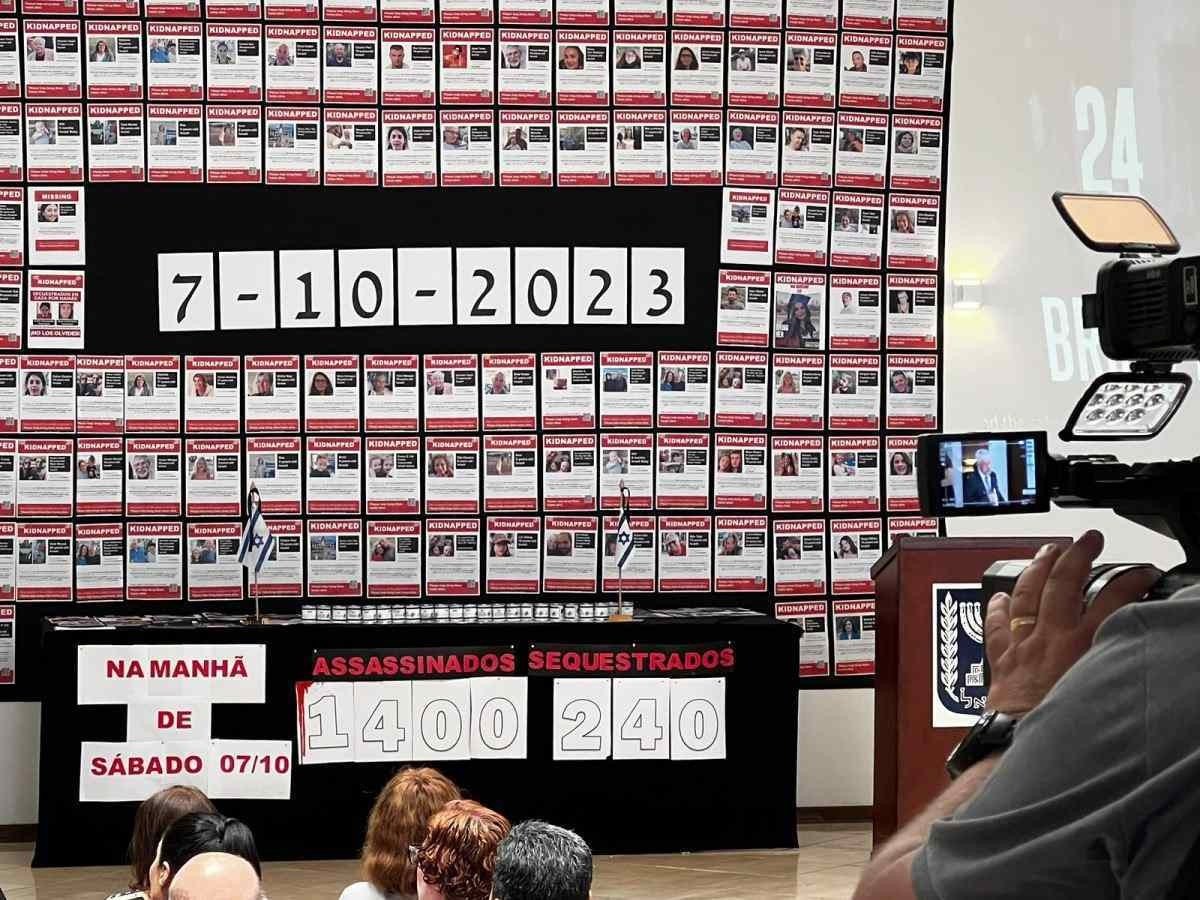 As fotos dos 239 sequestrados em mural montado no saguão principal da Embaixada de Israel 