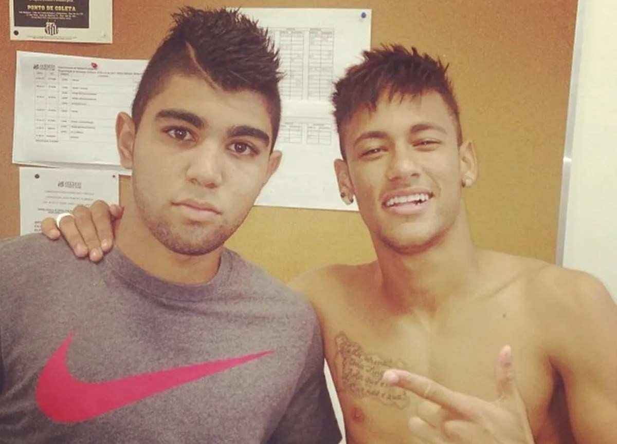 Gabriel Barbosa tinha 16 anos quando entrou no lugar do amigo Neymar com a camisa do Santos contra o Flamenggo, em 26 de maio de 2013