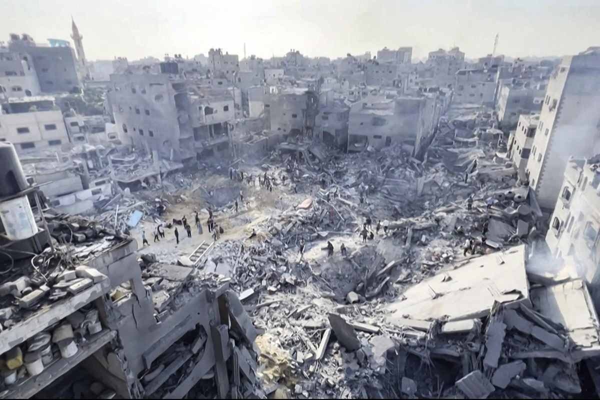 Imagem de tev&ecirc; mostra destrui&ccedil;&atilde;o ap&oacute;s bombardeio ao campo de refugiados de Jabaliya