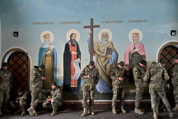 Militares ucranianos se abrigam de chuva, em frente a afrescos da Catedrão de St. Michael, em Kiev - (crédito: Sergei Supinsky/AFP) Militares ucranianos se abrigam de chuva, em frente a afrescos da Catedrão de St. Michael, em Kiev - (crédito: Sergei Supinsky/AFP)