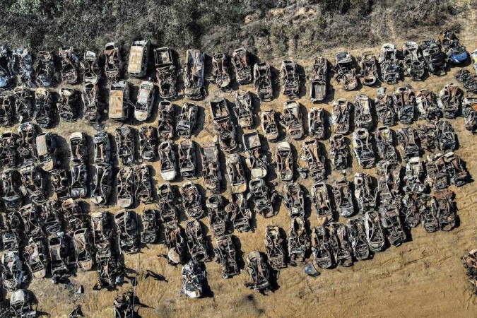 Dezenas de carros carbonizados em estacionamento, durante o massacre de 7 de outubro, no sul de Israel