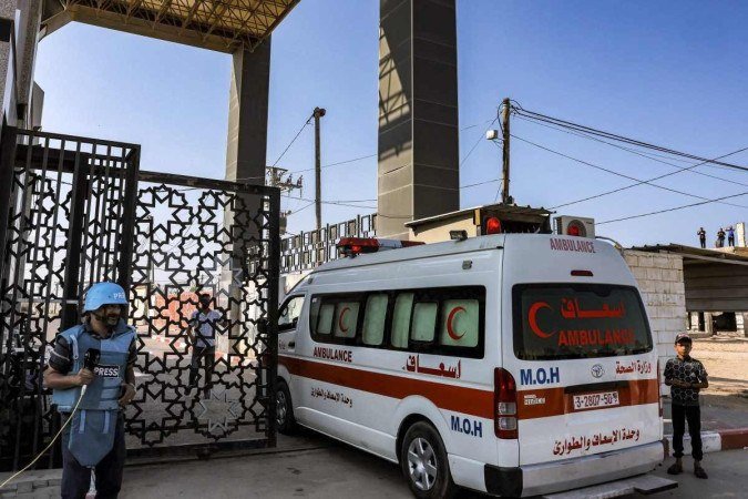 Ambulância com feridos deixa o enclave palestino por meio da fronteira com o Egito