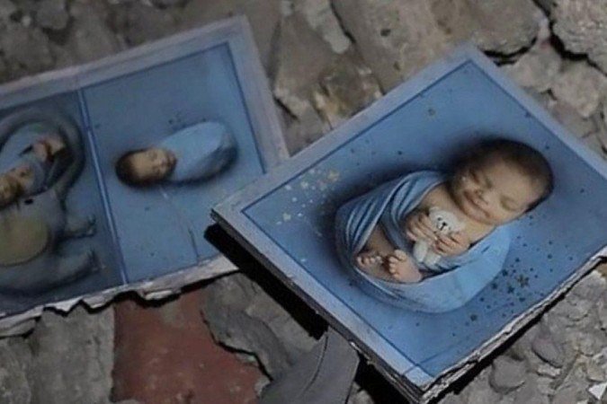 Não se sabe se este bebê, cujas fotos foram encontradas nos escombros do complexo da Igreja de São Porfírio, está entre sobreviventes do ataque aéreo israelense ocorrido em 19 de outubro - (crédito: BBC) Não se sabe se este bebê, cujas fotos foram encontradas nos escombros do complexo da Igreja de São Porfírio, está entre sobreviventes do ataque aéreo israelense ocorrido em 19 de outubro - (crédito: BBC)