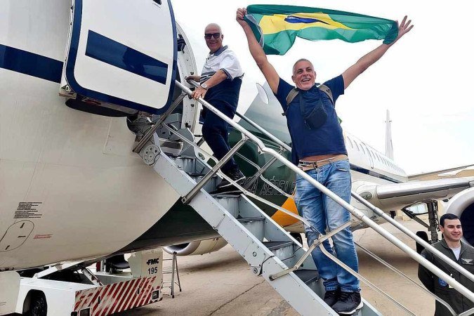 Um dos brasileiros que estava na Cisjordânia festeja a fuga da guerra. Mas ainda há um grupo de aproximadamente 30 pessoas esperando para sair pelo Egito - (crédito: FAB/gov.br/Divulgação) Um dos brasileiros que estava na Cisjordânia festeja a fuga da guerra. Mas ainda há um grupo de aproximadamente 30 pessoas esperando para sair pelo Egito - (crédito: FAB/gov.br/Divulgação)
