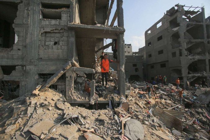 Palestinos verificam a destruição após um ataque israelense no campo para refugiados de Jabaliya na Faixa de Gaza - (crédito: BASHAR TALEB / AFP) Palestinos verificam a destruição após um ataque israelense no campo para refugiados de Jabaliya na Faixa de Gaza - (crédito: BASHAR TALEB / AFP)
