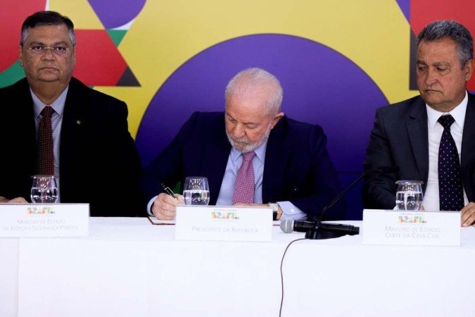 Lula assina decreto para GLO em portos e aeroportos paulistas e cariocas. Militares podem ser usados em outras áreas caso a investigação as aponte - (crédito: Valter Campanato/Agência Brasil) Lula assina decreto para GLO em portos e aeroportos paulistas e cariocas. Militares podem ser usados em outras áreas caso a investigação as aponte - (crédito: Valter Campanato/Agência Brasil)