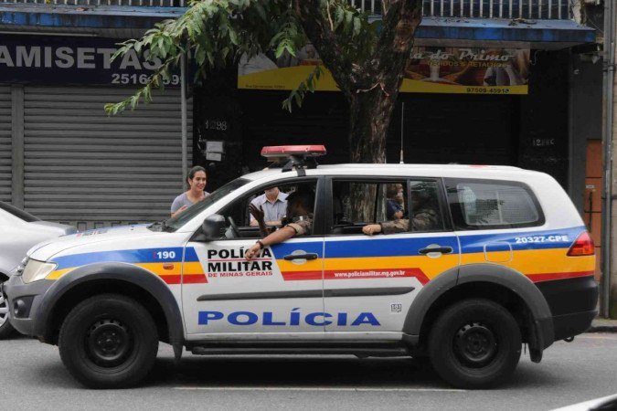 A polícia chegou por volta de 21h30, quando colheu o depoimento da mulher e encaminhou o suspeito para delegacia especializada - (crédito: Juarez Rodrigues/EM/D.A Press) A polícia chegou por volta de 21h30, quando colheu o depoimento da mulher e encaminhou o suspeito para delegacia especializada - (crédito: Juarez Rodrigues/EM/D.A Press)
