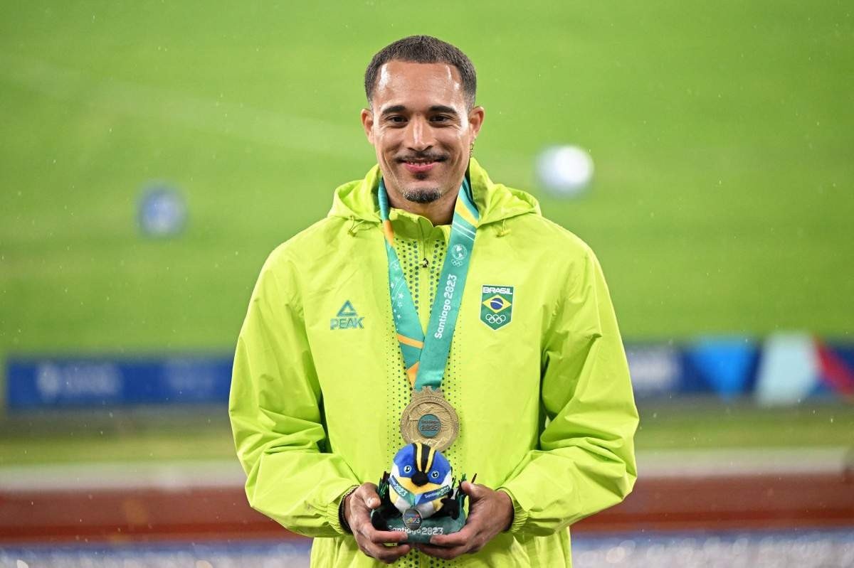 O brasileiro Eduardo Rodrigues sobe ao pódio com sua medalha de ouro após a prova final dos 110m com barreiras masculinos dos Jogos Pan-Americanos Santiago 2023, no Estádio Nacional de Santiago, no dia 1º de novembro de 2023.