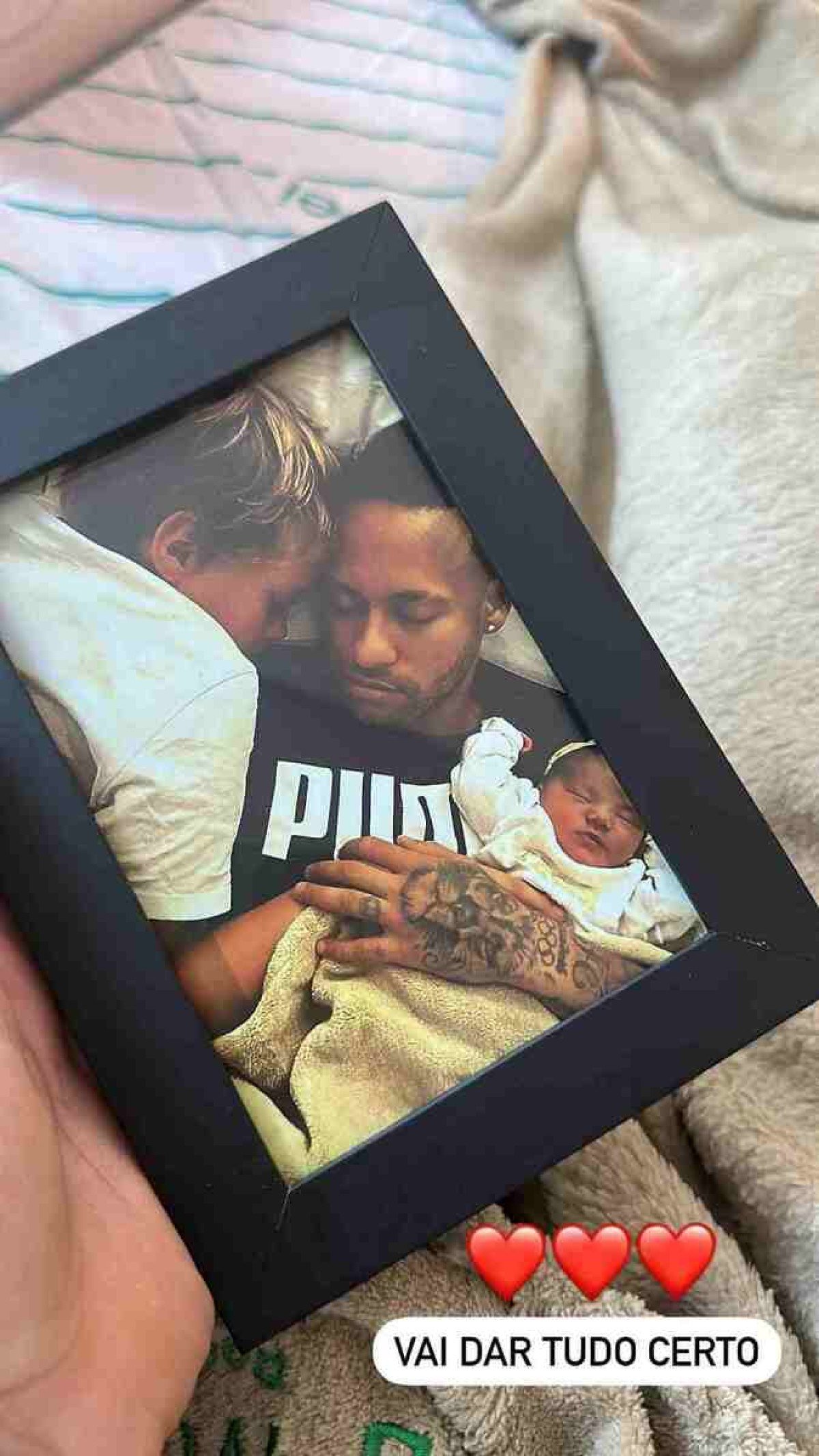 Neymar levou foto dos filhos para o hospital 