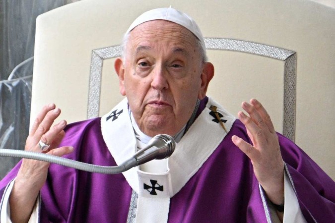 Ao responder, o papa condenou fortemente a discriminação, especialmente contra as mulheres, mas não respondeu ao pedido sobre termos homofóbicos.  -  (crédito: Alberto PIZZOLI / AFP)