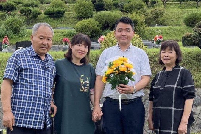 Jang Jun-ha (segundo à direita) e sua família em visita ao túmulo do irmão - (crédito: Jang Jun-ha) Jang Jun-ha (segundo à direita) e sua família em visita ao túmulo do irmão - (crédito: Jang Jun-ha)