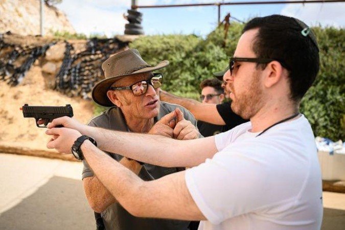 Governo tornou mais fácil para cidadãos israelenses obterem licença de porte de arma desde o ataque do Hamas -  (crédito: getty)