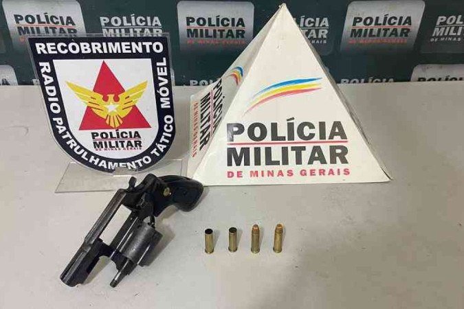 Arma usada por uma das irmãs tinha dois cartuchos intactos e dois deflagrados - (crédito: PMMG/Divulgação) Arma usada por uma das irmãs tinha dois cartuchos intactos e dois deflagrados - (crédito: PMMG/Divulgação)