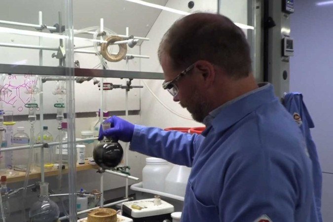 Nathan Gianneschi no laboratório de química

 -  (crédito: Northwestern University)