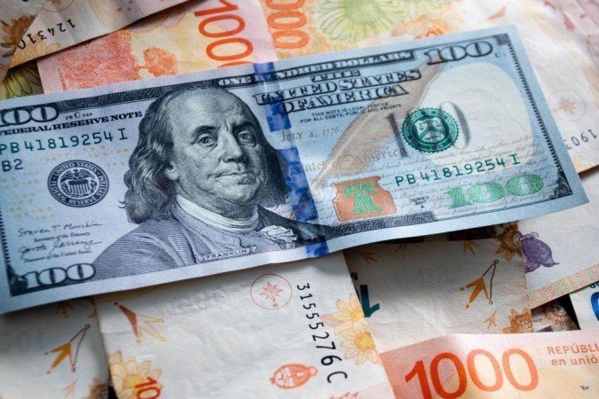 A cotação da moeda americana é um dado central na vida dos argentinos –  influencia não só a economia, mas também o humor e até a língua do país sul-americano -  (crédito: Getty Images)