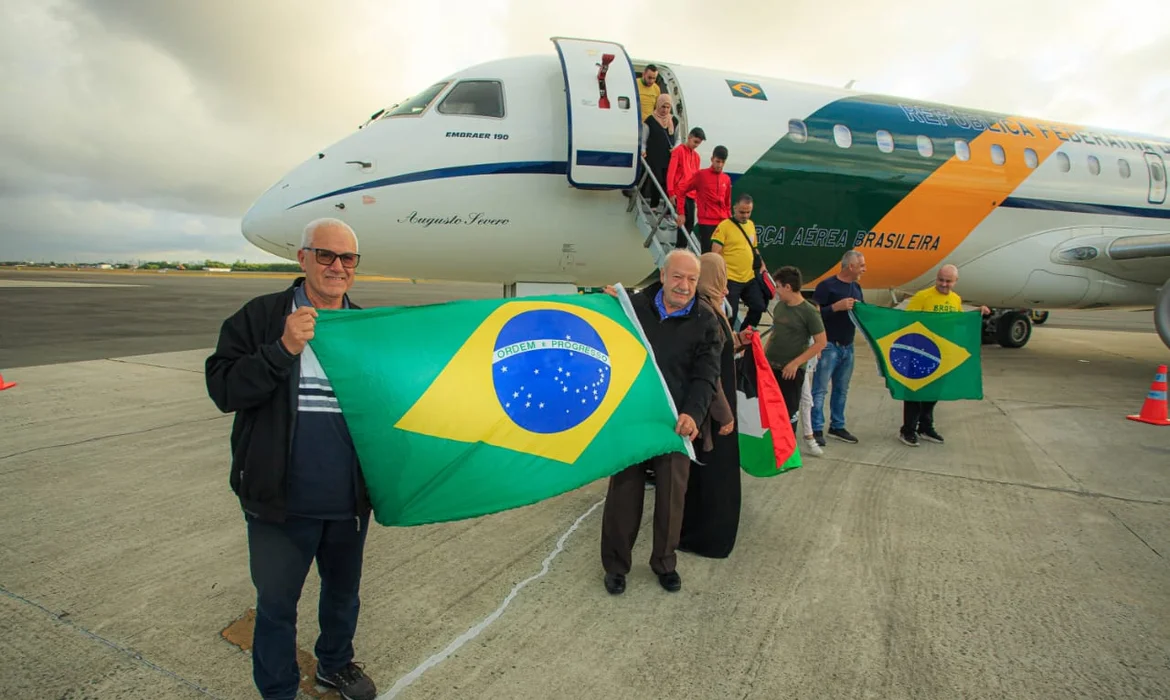 Grupo de brasileiros repatriados da Cisjordânia chega ao Recife - (crédito: Agência Brasil) Grupo de brasileiros repatriados da Cisjordânia chega ao Recife - (crédito: Agência Brasil)