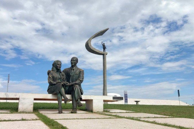 O dia começou com sol forte, mas com muitas nuvens: a previsão é de chuva forte à tarde e à noite -  (crédito: Ed Alves/CB/D.A.Press)