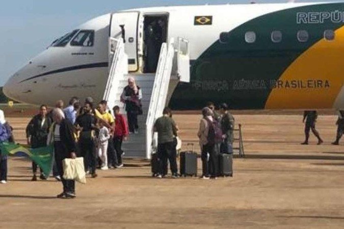 Brasileiros resgatados na Cisjordânia desembarcam em Brasília, neste sábado (2/11) - (crédito: Francisco Artur/CB/D.A.Press) Brasileiros resgatados na Cisjordânia desembarcam em Brasília, neste sábado (2/11) - (crédito: Francisco Artur/CB/D.A.Press)