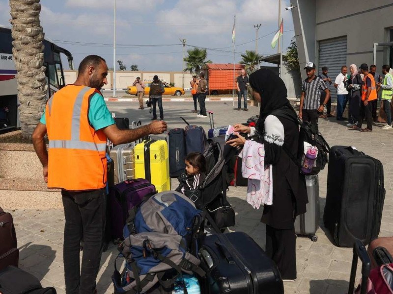 Papai, vão jogar bomba': o brasileiro que viajou a passeio com a família a  Gaza e agora luta para deixar a região - BBC News Brasil