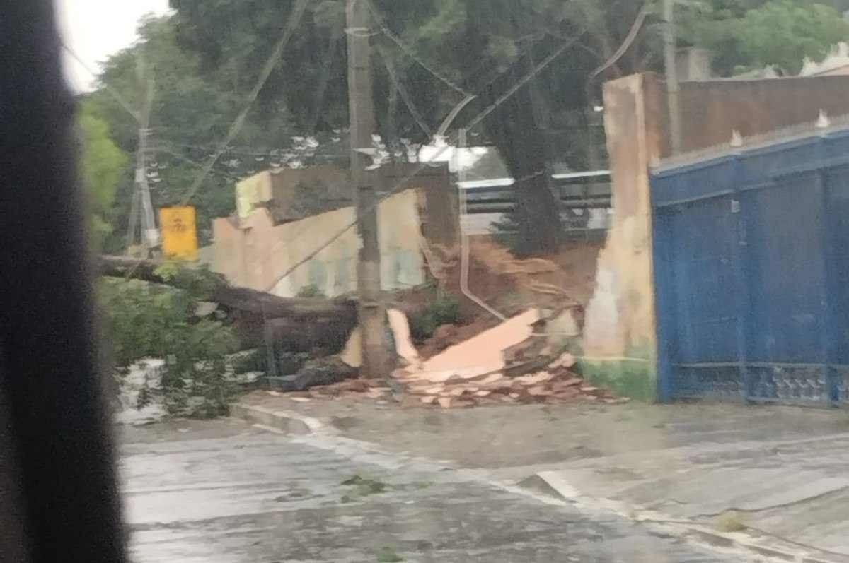 Chuva forte causou estragos na região do Vale do Amanhecer, em Planaltina