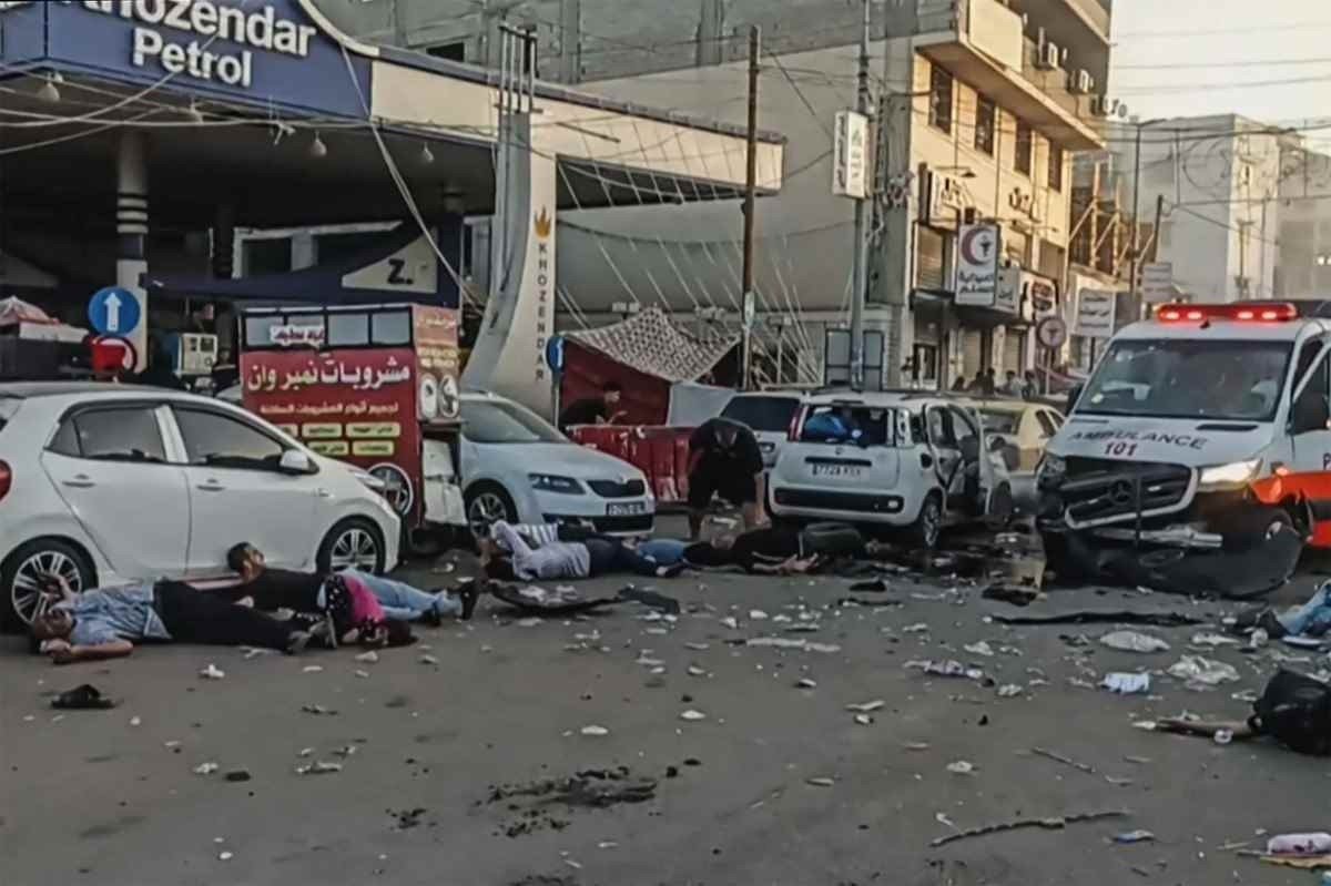 Imagem de tevê mostra vítimas de ataque, a poucos metros do Hospital Al Shifa, na Cidade de Gaza Imagem de tevê mostra vítimas de bombardeio próximo a ambulância atingida pelo míssil, a poucos metros do Hospital Al Shifa