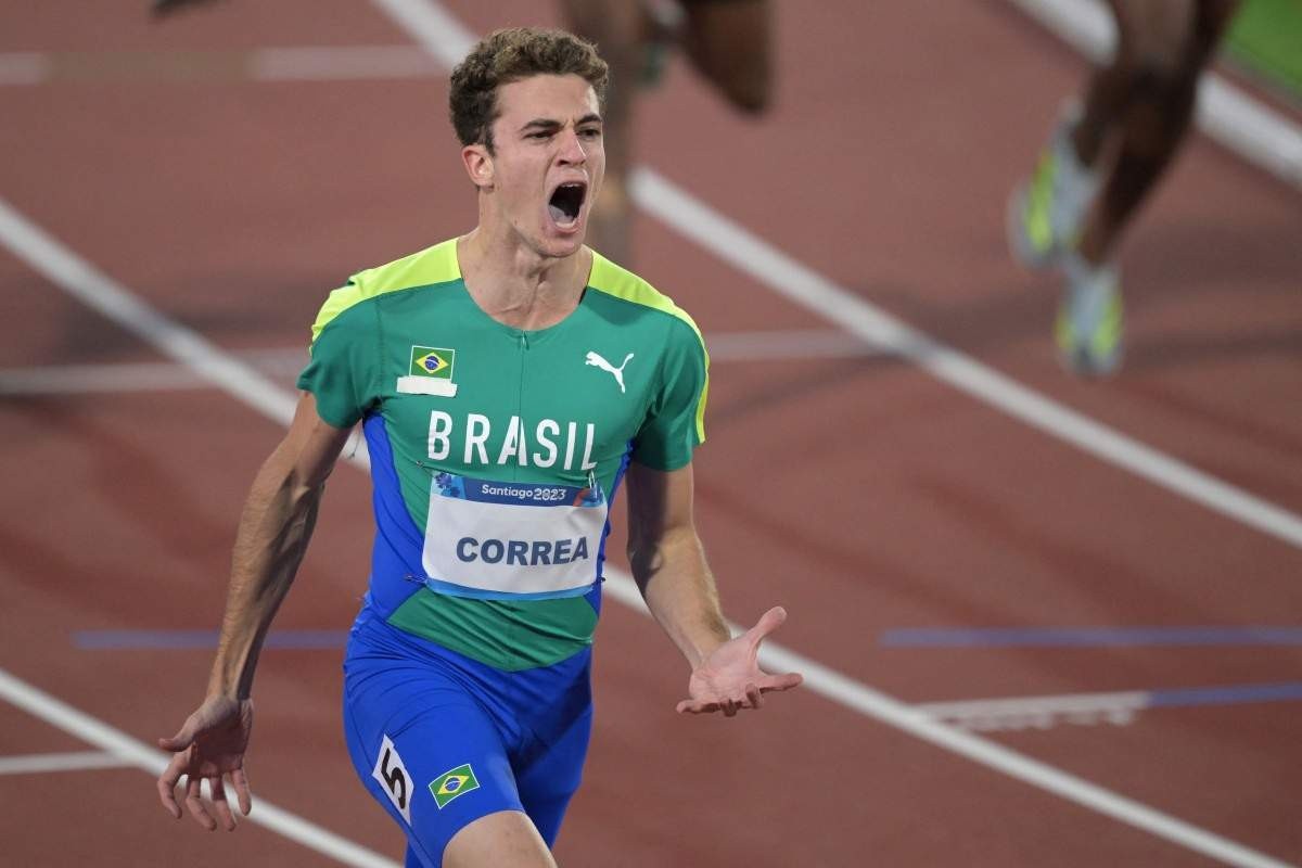 O brasileiro Renan Gallina comemora a vitória na final dos 200m masculinos dos Jogos Pan-Americanos Santiago 2023, no Estádio Nacional de Santiago, em 2 de novembro de 2023. 