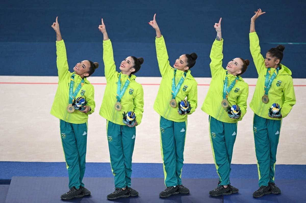 O Brasil comemora a medalha de ouro no pódio do grupo feminino geral dos Jogos Pan-Americanos Santiago 2023, no Centro Esportivo Coletivo do Parque Esportivo do Estádio Nacional de Santiago, no dia 2 de novembro de 2023. 