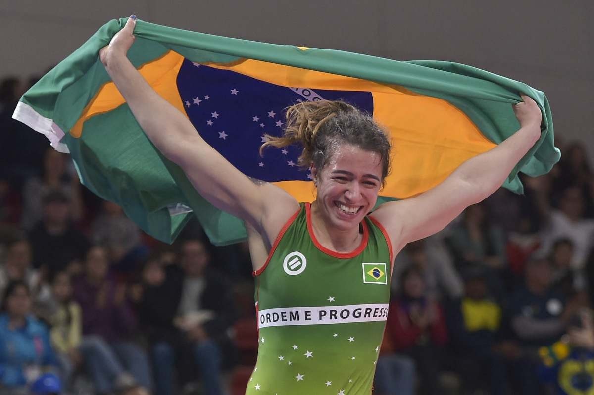 A brasileira Giullia Rodrigues Penalber comemora após derrotar a canadense Hannah Taylor na luta pela medalha de ouro no estilo livre feminino de 57kg durante os Jogos Pan-Americanos Santiago 2023, no Centro Olímpico de Treinamento (CEO), em Santiago, em 2 de novembro de 2023. 