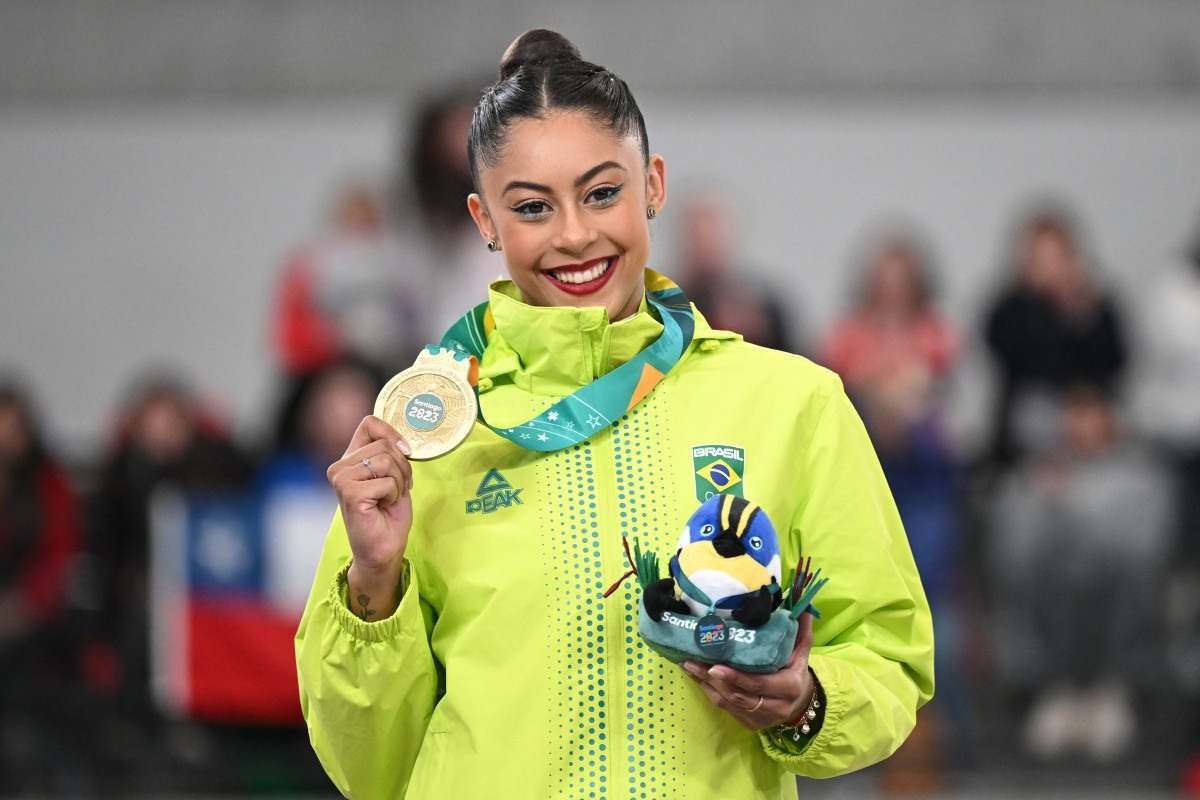 A brasileira Bárbara Domingos sobe ao pódio com sua medalha de ouro na prova individual geral de ginástica rítmica dos Jogos Pan-Americanos Santiago 2023, no Centro Esportivo de Equipes do Parque Esportivo do Estádio Nacional de Santiago, em 2 de novembro de 2023.