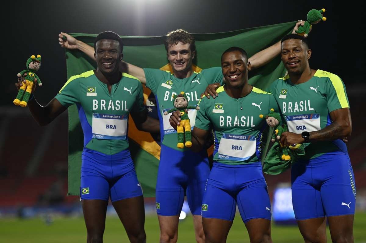 Seleção brasileira comemora após vencer a final do revezamento 4 x 100m masculino dos Jogos Pan-Americanos Santiago 2023, no Estádio Nacional de Santiago, em 2 de novembro de 2023. 