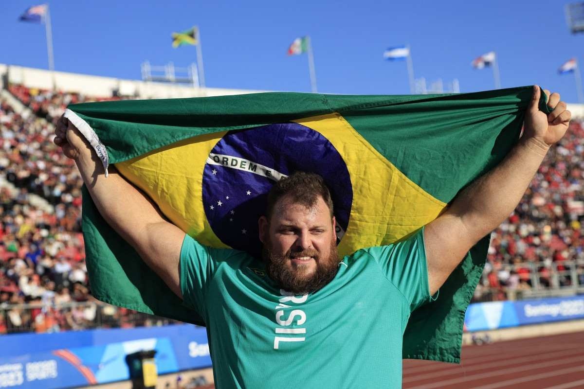 O brasileiro Darlan Romani comemora a conquista da medalha de ouro na final do arremesso de peso masculino dos Jogos Pan-Americanos Santiago 2023, no Estádio Nacional de Santiago, no dia 3 de novembro de 2023.