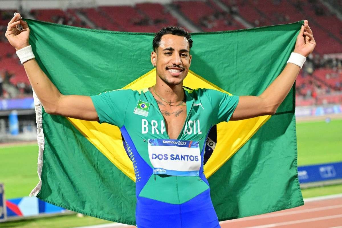 O brasileiro Almir Cunha Dos Santos comemora a conquista da medalha de prata na final do triplo salto masculino dos Jogos Pan-Americanos Santiago 2023, no Estádio Nacional de Santiago, no dia 3 de novembro de 2023.