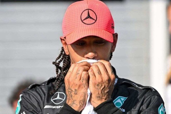 Hamilton vai disputar o Grande Prêmio do Brasil de Fórmula 1 no próximo domingo (5/11) -  (crédito: ATTILA KISBENEDEK / AFP)